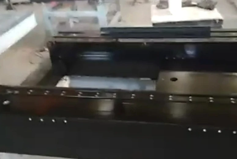 Mga sangkap nga granite nga adunay mga drill holes ug gisulud nga mga bahin