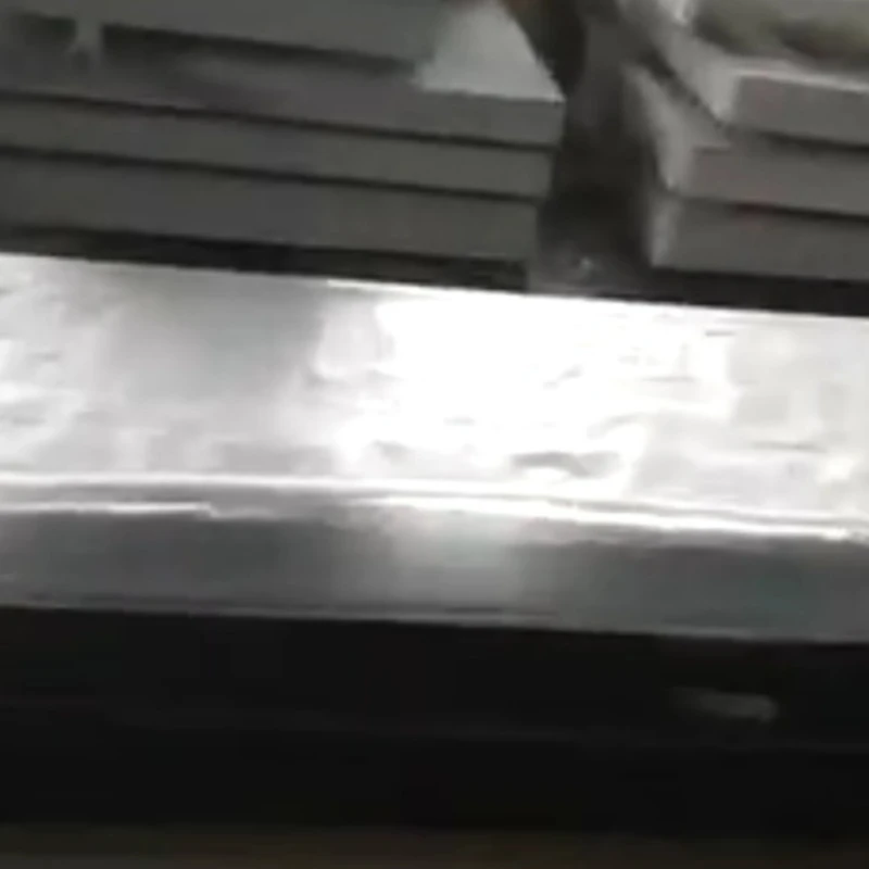 Ang upat ka metro nga granite platform gipatuman ug gipadala